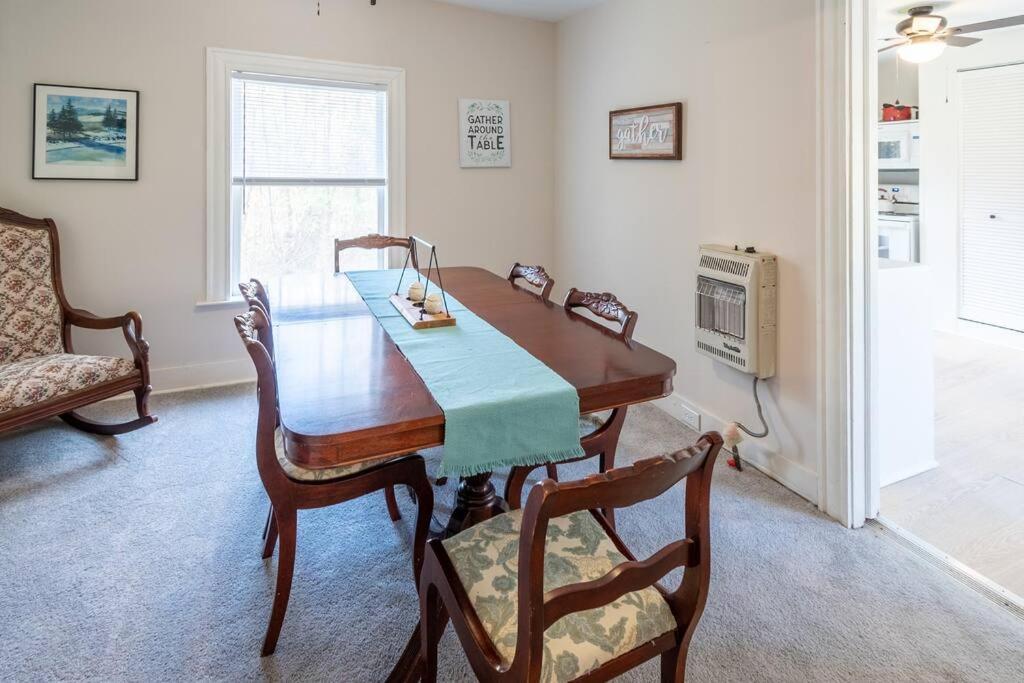 The Bike Path House! Cozy 2 Bedroom W/ Fireplace Charles City Exteriér fotografie