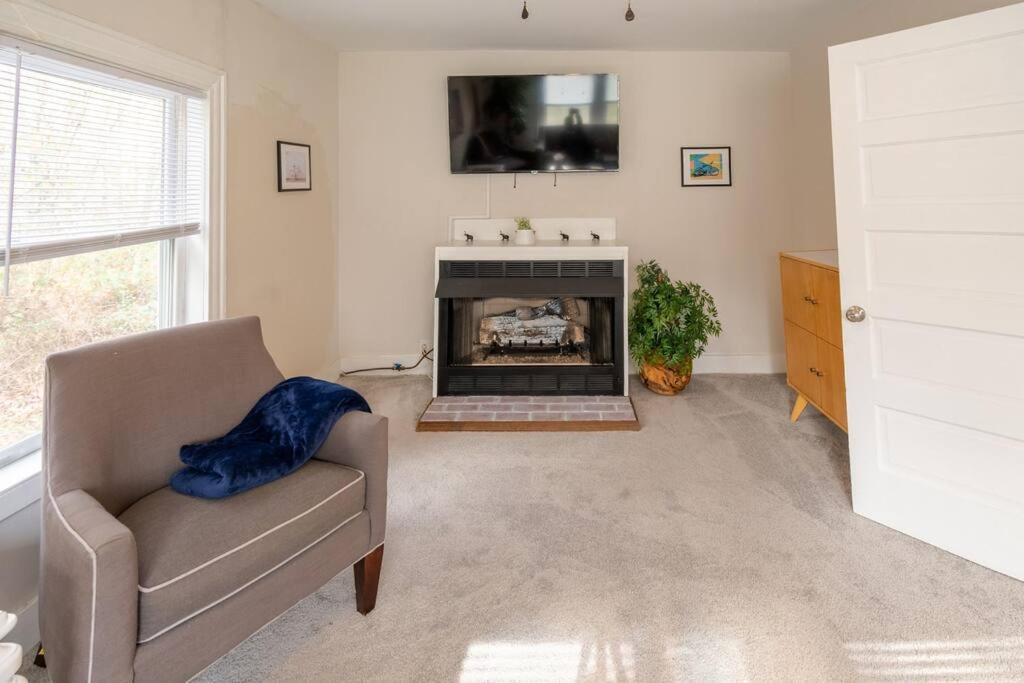 The Bike Path House! Cozy 2 Bedroom W/ Fireplace Charles City Exteriér fotografie