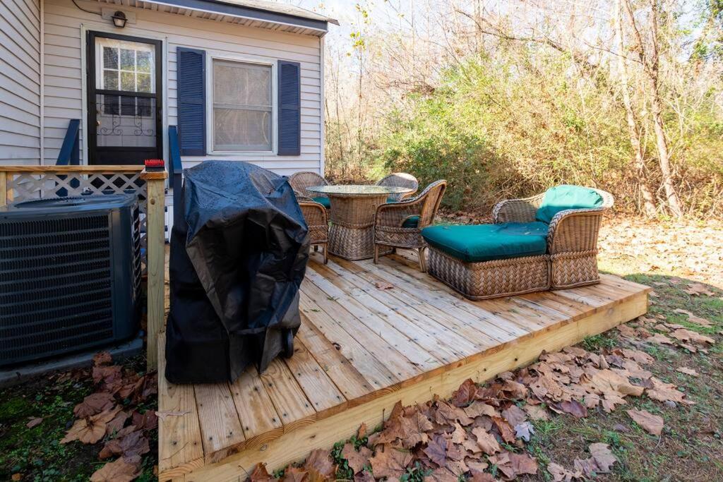 The Bike Path House! Cozy 2 Bedroom W/ Fireplace Charles City Exteriér fotografie