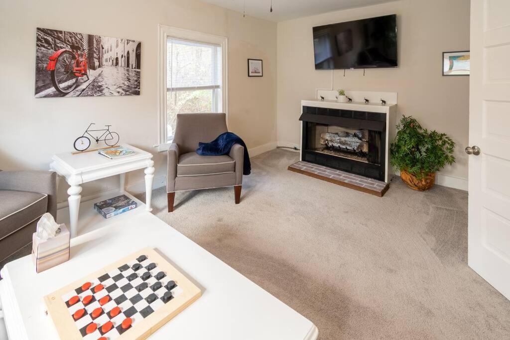 The Bike Path House! Cozy 2 Bedroom W/ Fireplace Charles City Exteriér fotografie
