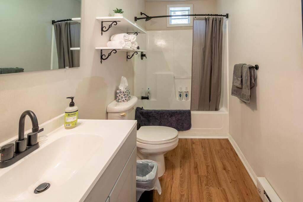The Bike Path House! Cozy 2 Bedroom W/ Fireplace Charles City Exteriér fotografie