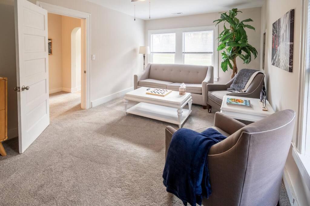The Bike Path House! Cozy 2 Bedroom W/ Fireplace Charles City Exteriér fotografie